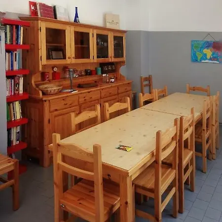 Hostal Di *